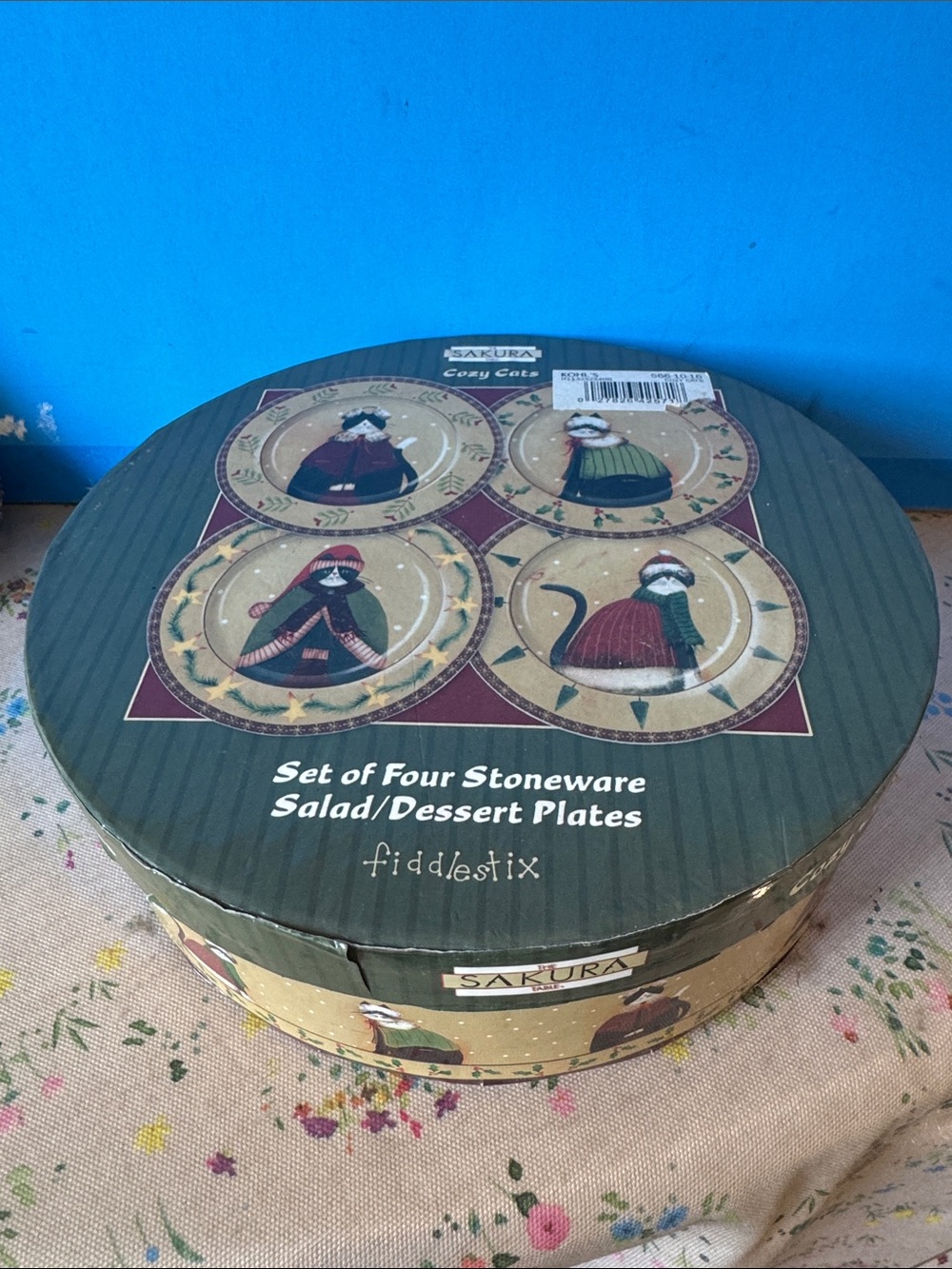 Sakura Stoneware Salad/Dessert Plates Set - Green, Red, Cream set of four - Picture 8 of 10